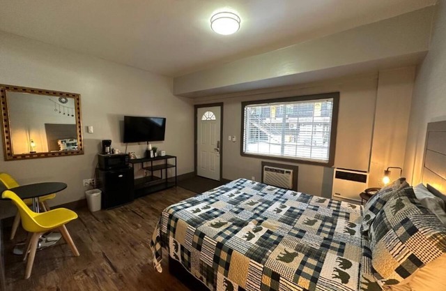 Non-Smoking Queen Accessible Room - NSQA