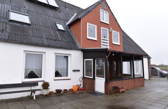 Nordseehaus Op'n'Diek sur la digue surplombant le petit port de Priel.