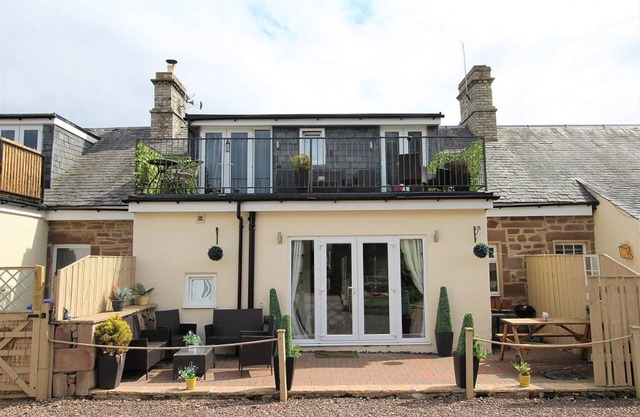 Norham near Berwick - Sleeps 8 - Dog Friendly - Private Parking - 15 Mins Beach