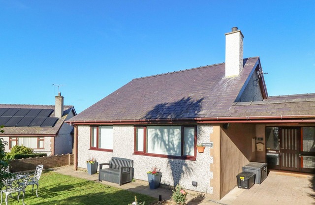 NORMANDY, pet friendly, character holiday cottage in Nefyn