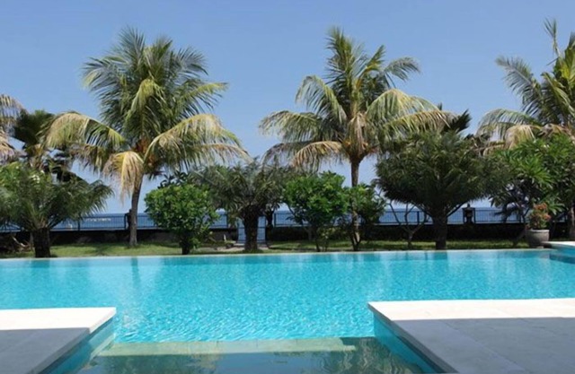 Villa au bord de la plage au nord de Bali. 10 invités.