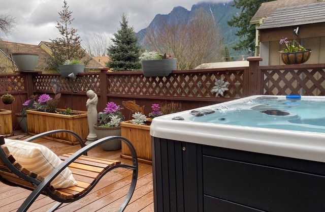 Nouveau: North Bend Downtown Cottage and Suite - 2 Hot Tubs, Steps to Downtown