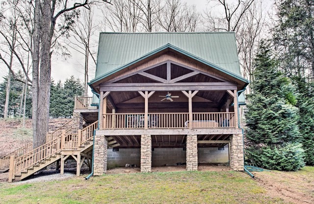Cabine avec salle de jeux et bain bouillonnant à Hendersonville