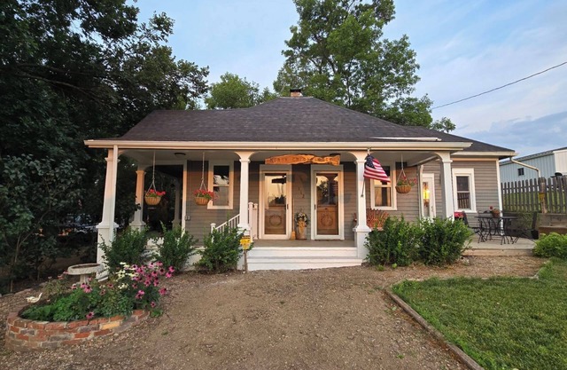 North Crick Lodge-- 2-bedroom Cottage in the Country Village of Bow Valley
