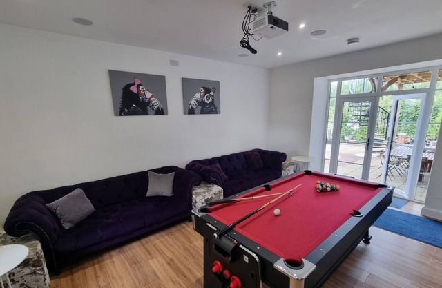 Exquisite 9 bed Villa hot tub, gym, cinema & more