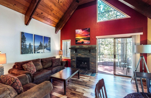 North Lake Villa's Sleep 8 Private Jacuzzi In Loft
