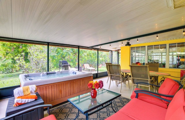 North Port Garden Home: Florida Room, Lanai!