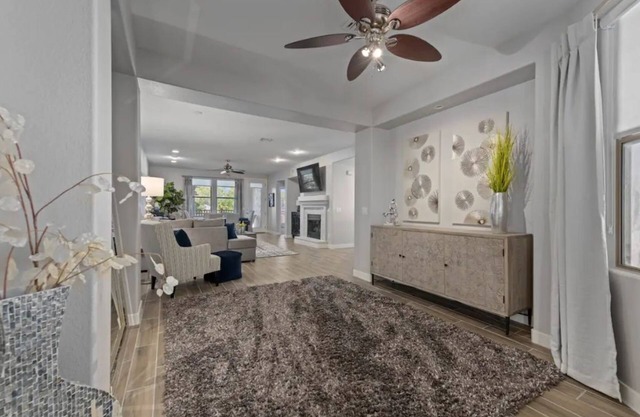 North Scottsdale-Luxurious, newly-renovated condo, great location in Kierland