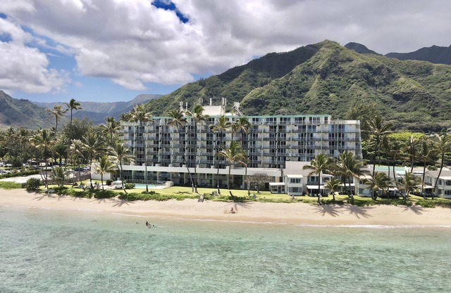North Shore getaway condo with pool
