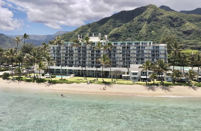 North Shore getaway condo with pool