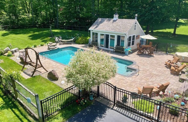 Fabulous Get Away for Adults w/beautiful pool & yard