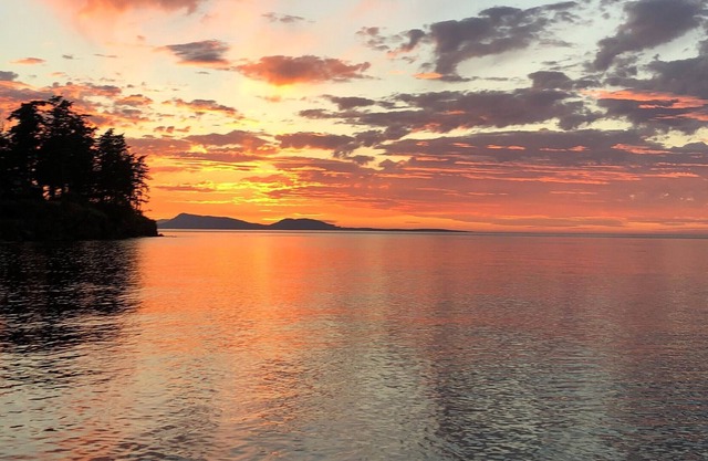 North Shore Retreat: Community Dock, Beach, Tennis Courts