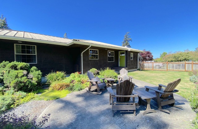 North Shore Retreat: Private Beach Access, Tennis/Pickleball Court, Pets Welcome