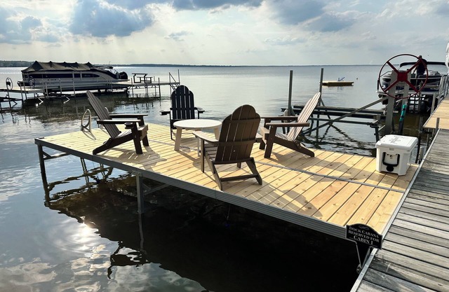 Comfortable Cabin with Amenities and Private Deck "Cabana" on the Lake