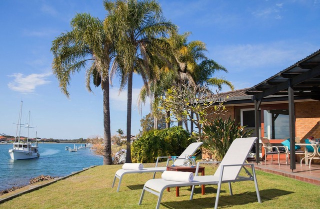 Vue nord - maison au bord de l'eau sur les canaux de Port Macquarie avec jetée privée