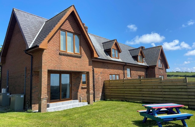NORTHCOTT VIEW, romantic, character holiday cottage in Poughill