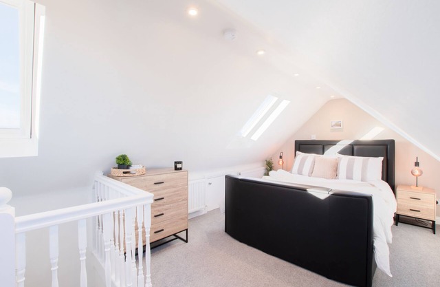 Large-Maison-Salle de bain et douche-Vue sur Rue