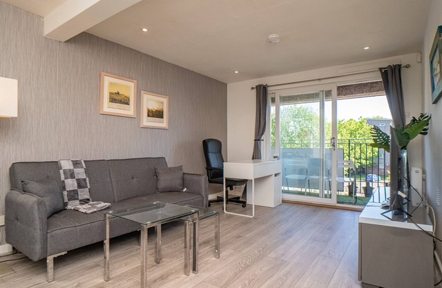 Northfield 1 Bedroom Apartment with Sofa Bed - Edinburgh