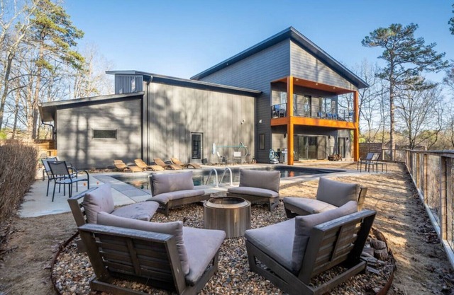 Northwoods Contemporary w/ POOL and HOT TUB!