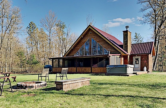 Retiré Northwoods Getaway-étang de baignade privé, bain à remous, et 70 hectares de bois