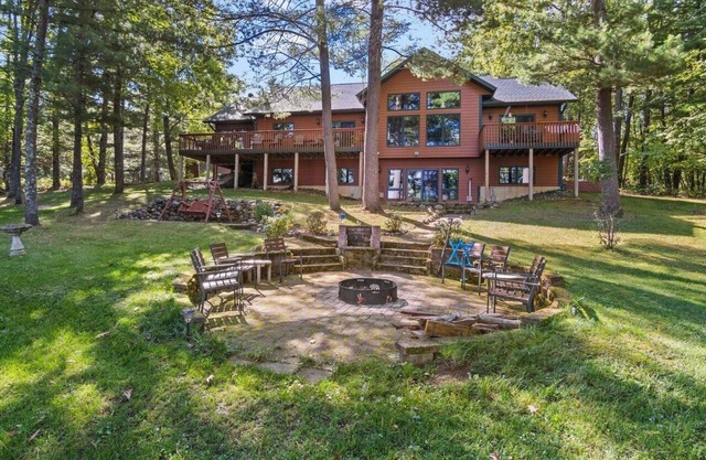 Northwoods Hayward Haven. Private 3 bedroom 3 bath, sleeps 8 very comfortable.