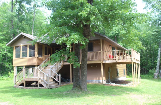 Retraite de Northwoods Wisconsin !! La cabine nouvellement construite peut accueillir 10 personnes confortablement.