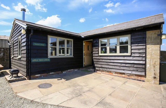 NORTON COTTAGE, family friendly, with open fire in Craven Arms
