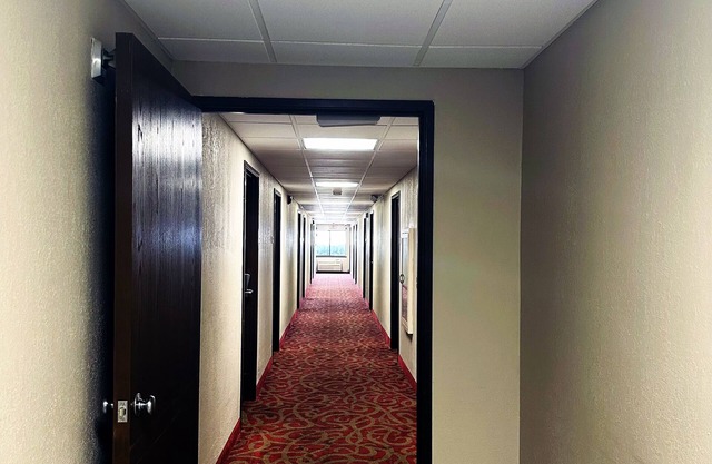 Norwood Inn Milwaukee-Standard King Room Non-Smoking