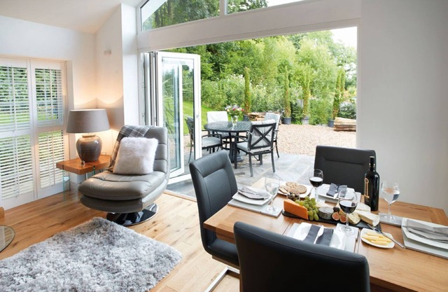 Nos Da est un chalet contemporain de quatre personnes offrant une escapade tranquille idéale dans le sud du Pays de Galles.