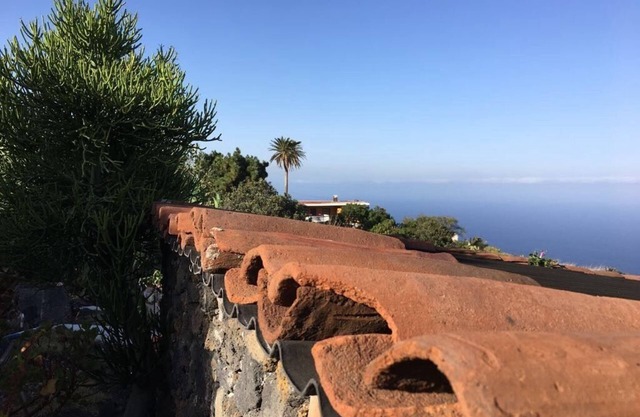 Maison de campagne romantique avec de larges vues sur la mer