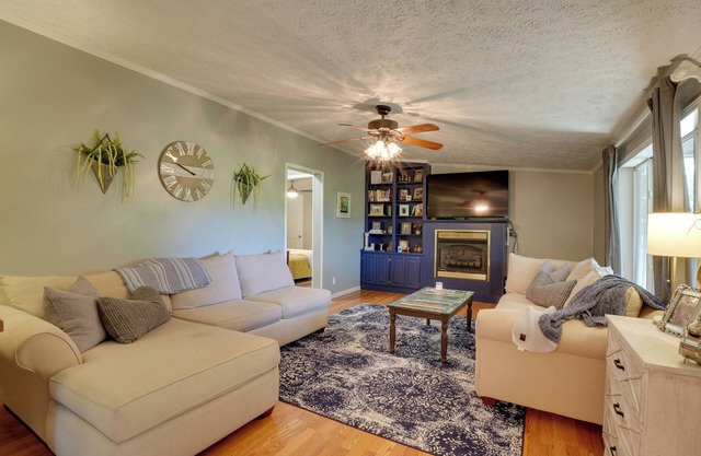 Noteworthy Cabin: Grill, Walk to Beaver Lake!