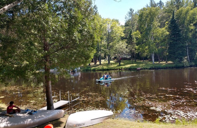 Rien d'extraordinaire. Chalet familial sur un petit lac de pêche près du lac Houghton.