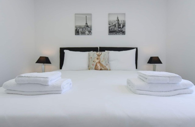 Nottingham 2-BR Apartment w/ Parking