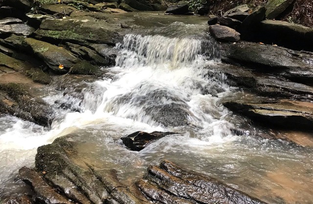 November Discount!! River & creek, waterfall, hot tub, fire pit, dogs OK