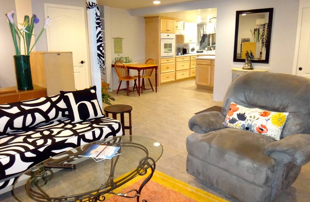 Maintenant disponible! NOUVEAU Grand studio dans un quartier fantastique pour voyageur et chien!