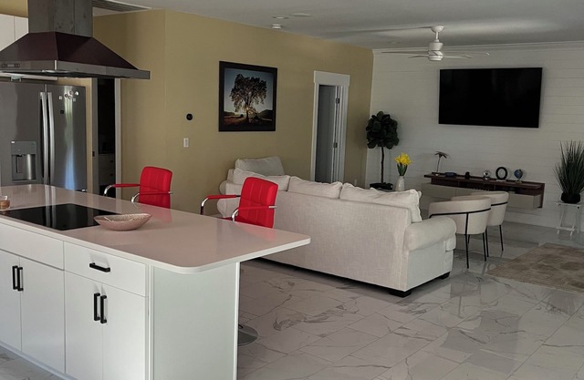 Nueva y Elegante Casa a 1 Milla del Dowtown y 6 Millas de las Playas OBX