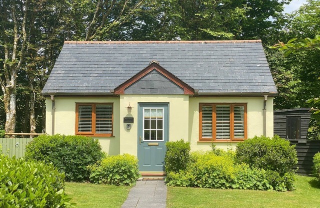 NUMBER 17 BELL COTTAGE, pet friendly in Camelford