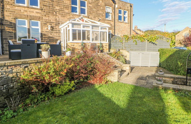 NUMBER 4 WESTMORELAND, romantic, with a garden in Two Dales