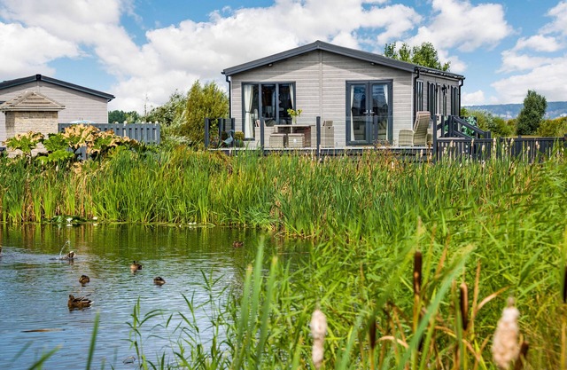 NUMBER 8 LAKES VIEW, family friendly, with a garden in Brean