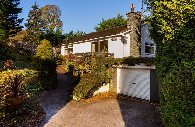 NUTWOOD, pet friendly, with open fire in Lakeside