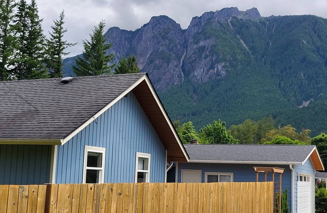 NW mountain/city retreat, w/ year round recreation