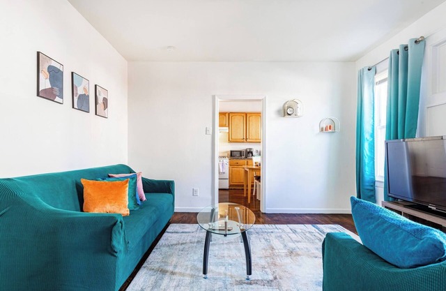 Family Urban: 2BR, FREE Pkng, Airport & NYC Ease!