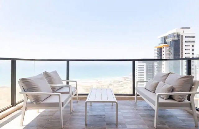 appartement lauxry nouvelle tour meilleur emplacement vue sur la mer Bat yam près de la plage GYM.