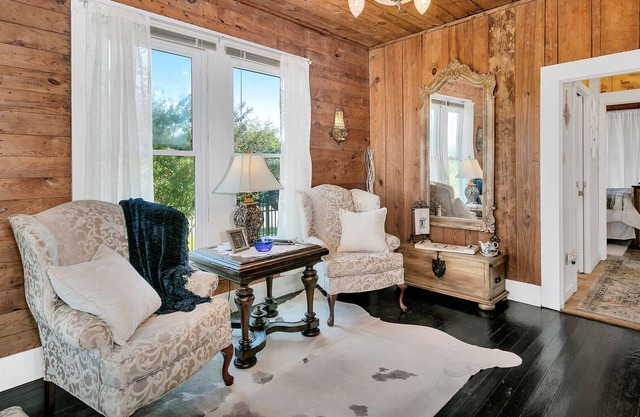 Oak Corner Cottage | Llano, TX |Adorable 1/1 Cottage | Queen Bed & Twin Sofa Sleeper