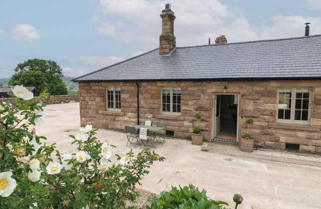 OAK COTTAGE - FOLD YARDS, character holiday cottage in Crich