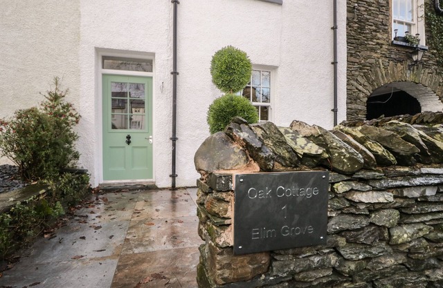 OAK COTTAGE, pet friendly, character holiday cottage in Windermere