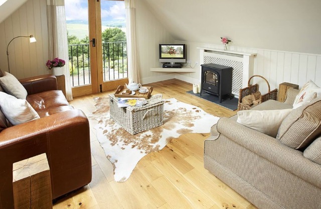 Le Loft, situé à proximité des hippodromes d’Ascot, de Windsor et de Newbury, constitue un refuge à la fois spacieux et romantique pour seulement deux invités à la recherche de vacances reposantes au Royaume-Uni, tout en étant proche d’Oxford. Séjour p...