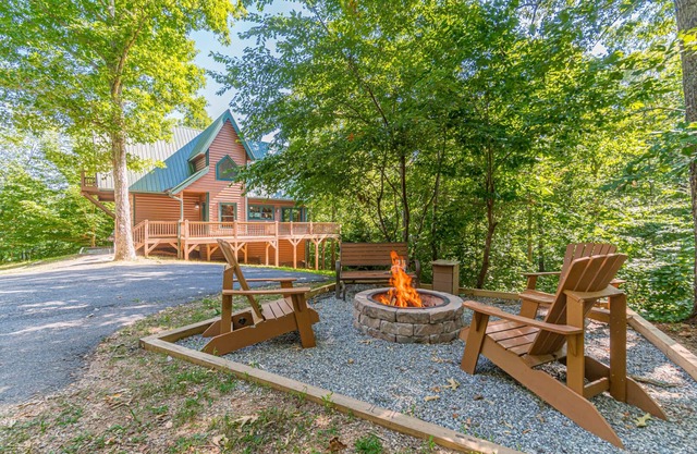 Oak Hill | 4BR 3.5BA | Luxury Secluded Log Cabin | Pool Table | Hot Tub