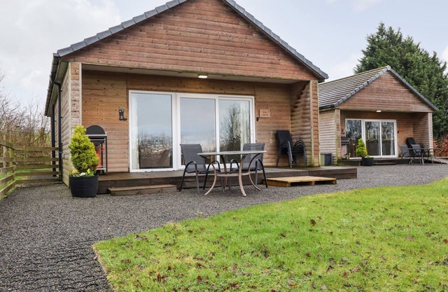 OAK LODGE, character holiday cottage, with a garden in Goosnargh