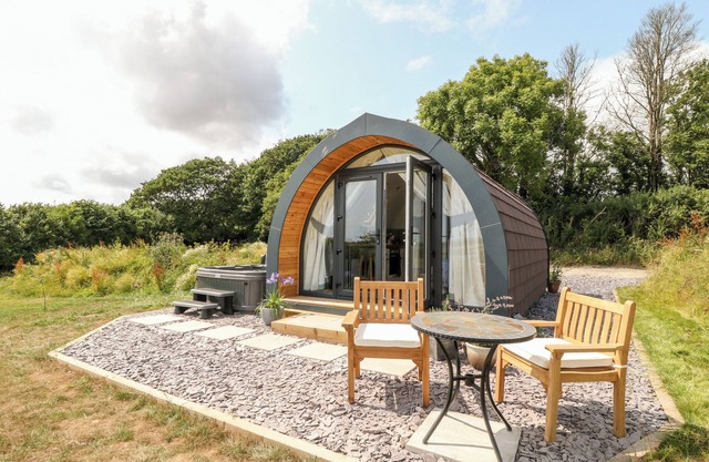 OAK, romantic, with hot tub in Saltash